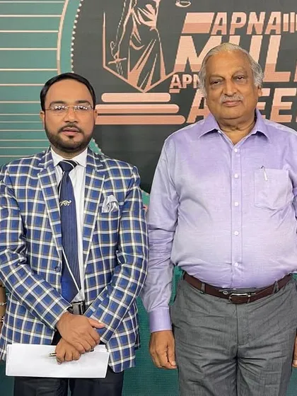 A group photo with the panel and host after a productive discussion on defamation laws for the show 'Apna Mulk Apna Aaeen'.