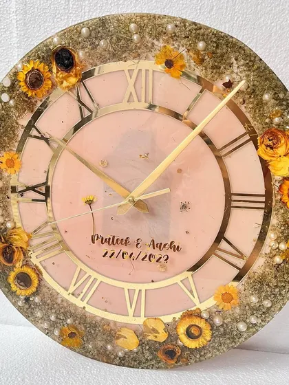 A full view of the beautiful 16-inch sunflower clock. It’s a perfect example of how we can match the flowers and colors to a specific wedding theme.