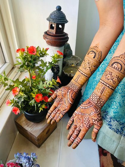 Intricate Bridal Mehendi photo 19