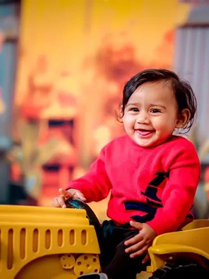 A happy day on the farm, right here in our Bangalore studio. This vibrant farmyard set includes a bright yellow toy tractor and friendly chicken props, creating a cheerful and playful atmosphere for your toddler's photoshoot.