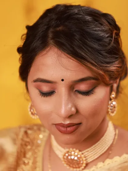 This soft, bronze smokey eye is a more wearable take on the classic version. It is a versatile look that I teach, which can be adapted for both daytime and evening events.