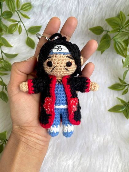 A mini-sized Itachi Uchiha from Naruto, perfect as a keychain or a small collectible. Even in a tiny size, I made sure to include the details of his Akatsuki cloak.