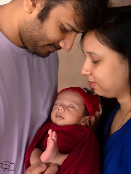 Another beautiful portrait of the new family, their heads together, completely in awe of their tiny creation.
