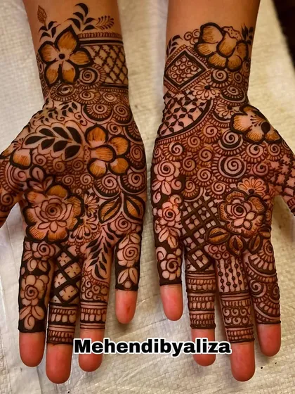 A lovely floral design with a mix of bold and fine lines. The patterns are intricate and cover the hands beautifully.