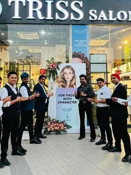 Another great photo of the team celebrating the launch of Keune at our salon. Our unity and shared passion for beauty are what make the Triss experience special.
