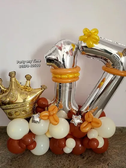 The full view of the 17th birthday balloon bouquet.