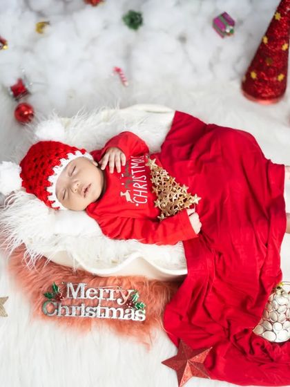 Tucked into a Santa sack, this little one is the best gift. Our Christmas newborn setups are designed to be festive, safe, and incredibly cute.