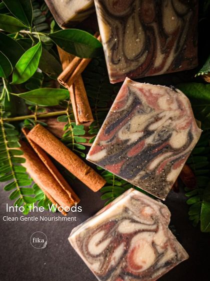 Into the Woods is back! This powerful bar is an essential oil dream, capturing the scent of fresh moss and towering trees. Earthy clays detoxify and nourish your skin, offering a grounding sensory journey.