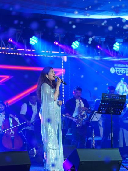 A wide shot of the stage, where Priyanka Barve commands attention in the shimmering saree I styled for her.