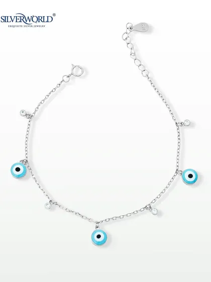 This chic evil eye bracelet features three light blue enamel charms on a simple silver chain. It combines traditional symbolism with contemporary style.