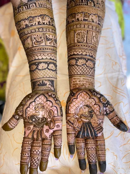 A closer look at the fine details in this portrait mehandi. Notice the delicate jewelry on the figures and the traditional patterns that fill the rest of the design.