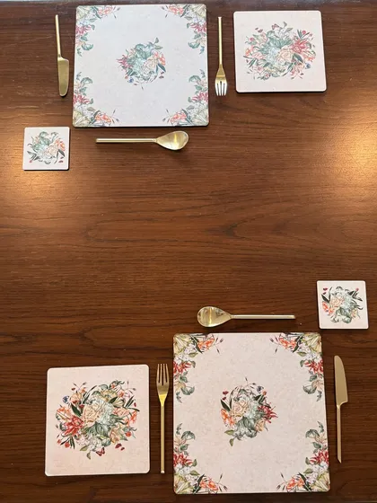 Here, we’ve set the table with our complete floral collection, including placemats, coasters, and gold-finished cutlery. This coordinated set makes it easy to achieve a polished and harmonious look.