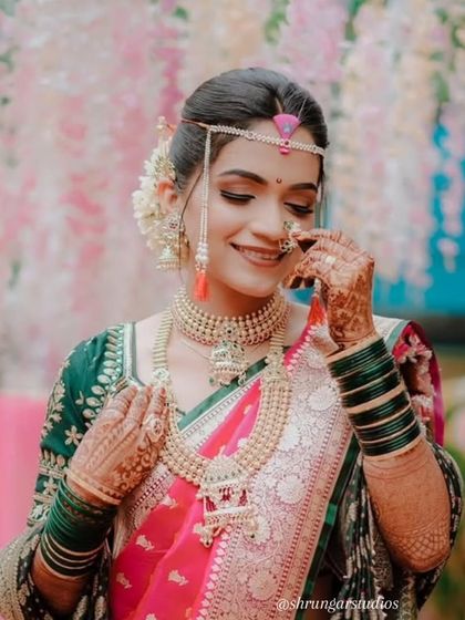 Unique caption for media id 141 describing the specific jewellery and look.