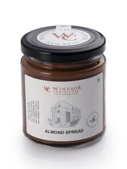 This is our pure Almond Spread, crafted with a high percentage of nuts and no added vegetable oil. Its clean flavour and smooth texture make it a versatile ingredient for professional pastry chefs.