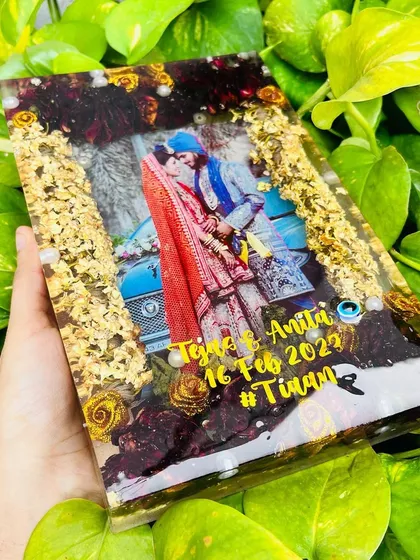 This 9x6 inch block has a very glamorous feel, with a border of gold flakes framing the preserved flowers and the couple's photo.
