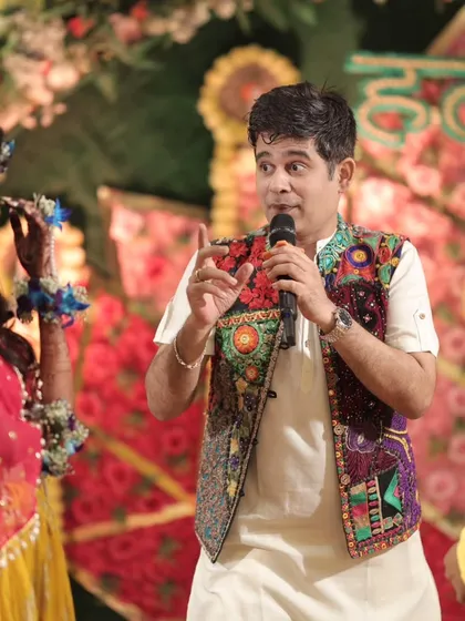 My style is interactive. I spend time with the couple on stage, sharing their story and creating light-hearted moments that feel personal and real, not like a formal script. This is from a fun Mehendi ceremony.