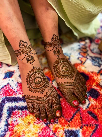 We believe mehendi for the feet should be just as breathtaking. This design features a central mandala with elephant motifs, complemented by delicate patterns that adorn the feet beautifully.