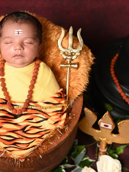 A duplicate of image 300, a classic Bala Shiva pose.