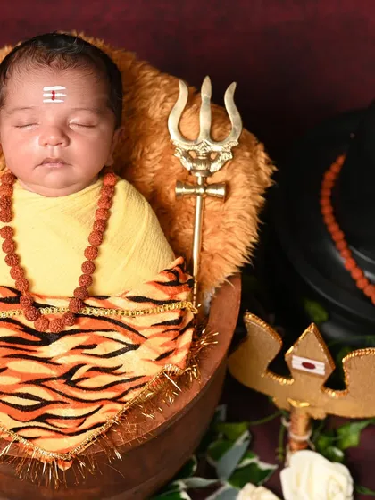 A duplicate of image 300, a classic Bala Shiva pose.