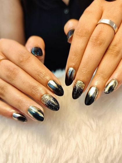 A different look at the glamorous black and gold set, showing off the beautiful almond shape and the mix of chrome and glitter finishes.