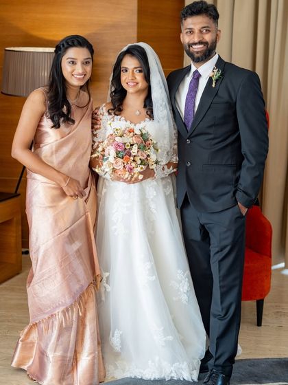 A photo of my Christian bride Irene with her family. Her look is soft, elegant, and perfect for the solemnity and joy of the occasion.