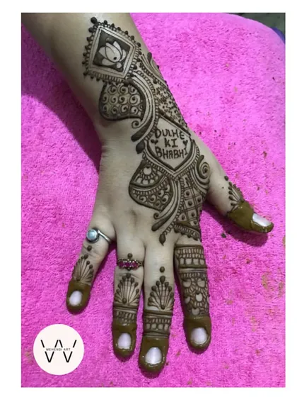 I love creating special designs for the whole wedding party. This stylish Arabic pattern was for the "Dulhe ki bhabhi" (groom's sister-in-law), adding a personal and fun touch to her henna.