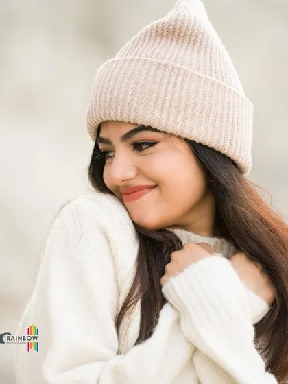 A sweet and cozy portrait that perfectly captures the winter vibe.