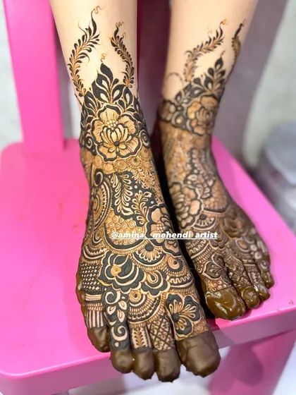 A complete bridal look includes beautiful feet. I design intricate mehendi for the feet that complements the patterns on your hands and arms.