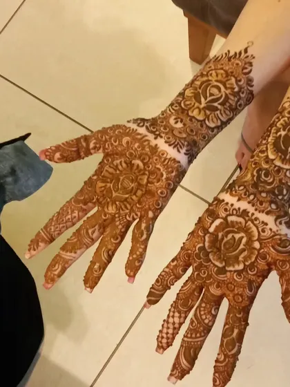 This design shows how beautifully an Arabic rose pattern stains the skin. The bold lines create a striking contrast for a very elegant result.