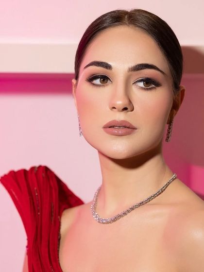 A duplicate of 288, a perfect example of a clean, glam makeup look.