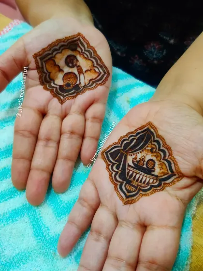 Minimalist baby shower designs are also popular. Here, I've created small, symbolic figures on each palm, perfect for clients who want a simpler look.