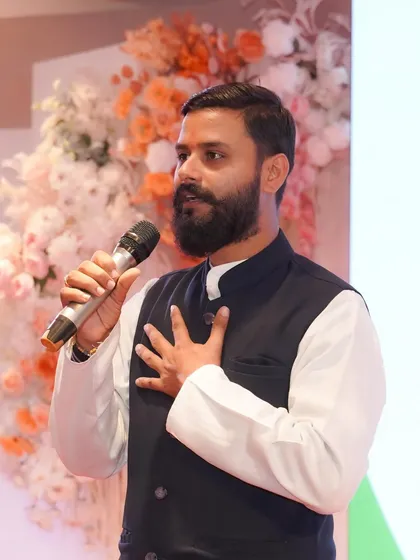 Explaining the connection between breath, emotion, and physical health during a workshop. My aim is to empower students everywhere with the knowledge to take control of their own well being through yogic science.