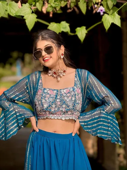 This look is all about modern confidence. The unique floral choker adds a touch of style to this beautiful blue indo-western outfit. It is a great piece for when you want your jewellery to be the main conversation starter.