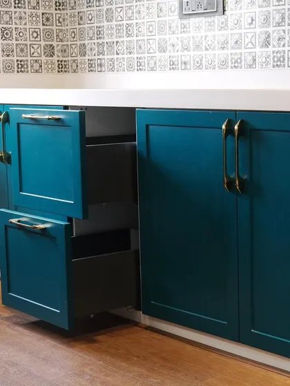 These deep, shaker-style drawers provide ample storage for larger items. The smooth tandem box mechanism ensures they open and close effortlessly, even when fully loaded.