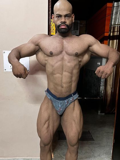 No need for words. A front lat spread showing the V-taper and shredded abs.