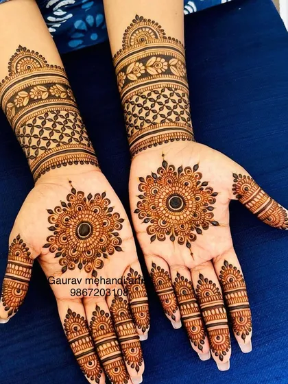 This design features matching mandala art on both palms. The intricate circular patterns are surrounded by detailed work on the fingers, creating a symmetrical and balanced look.