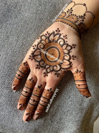 If you love a clean and modern look, I design elegant mandala patterns. This minimalist style is perfect for guests or for brides who prefer a more understated design for their engagement or other events.