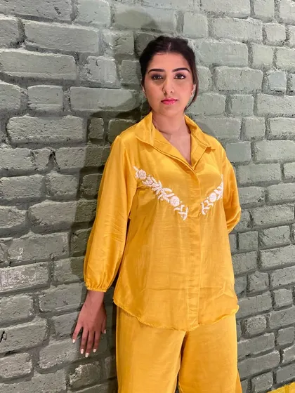 An identical shot to the previous one, showing a consistent look for the Beehive Kunjal brand shoot.