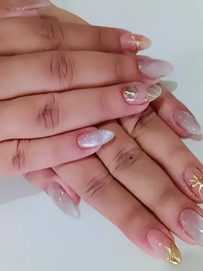 An elegant and sophisticated set combining a soft white glitter ombre with striking 3D gold chrome accents, perfect for a special occasion.