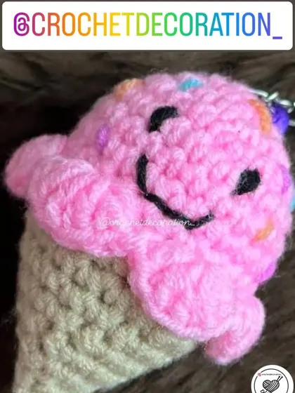 This cheerful pink ice cream cone keychain comes complete with colorful sprinkles. It's a fun, summery accessory that adds a pop of color to your belongings.