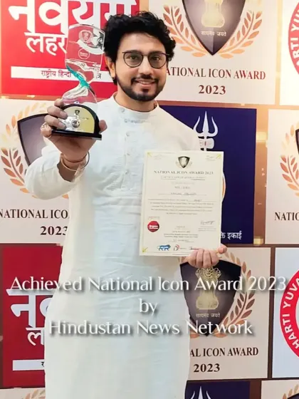 Holding my National Icon Award 2023, received from the Hindustan News Network.