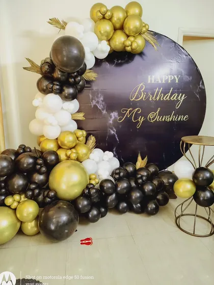 For a chic and modern birthday party, I designed this black, white, and gold balloon arrangement. The setup features a custom backdrop with a marble effect and a stylish half-arch of balloons, perfect for a photo corner.