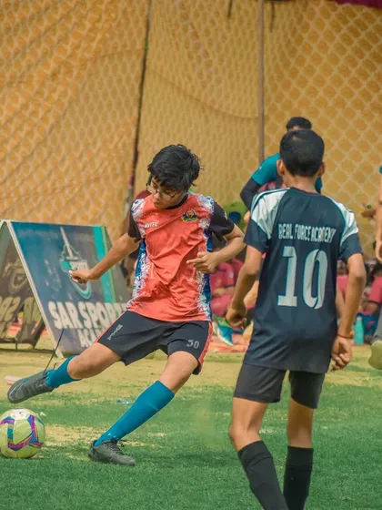 A player prepares to make a pass during Day 4 of the Pride Cup, demonstrating awareness and teamwork.