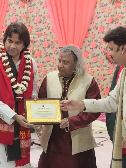 Presenting an award to an artist, acknowledging their contribution to classical music.
