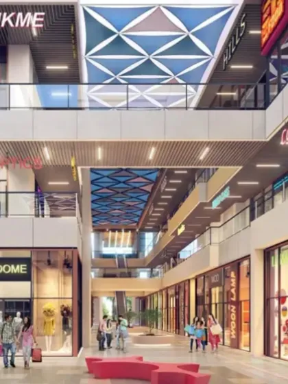 The central courtyard at AIPL Joy Central is designed to be a breathing space between building blocks. The use of colorful ceiling elements and open sightlines establishes a natural and pleasant rhythm for visitors.