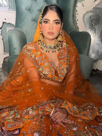 There's something so enchanting about a fall bride. This orange lehenga paired with a statement kundan set is a perfect example.