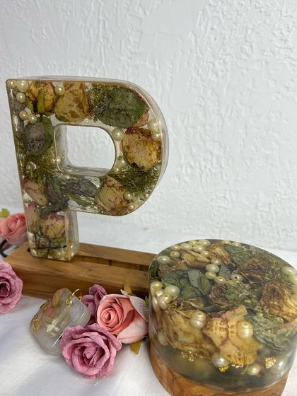 The complete set of preserved bouquet items: a monogram lamp, a round lamp, and a keychain. This is a wonderful way to cherish the memory of a special occasion.