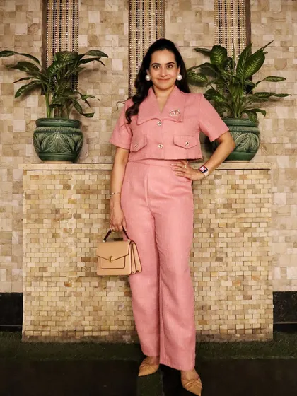 Here is a closer look at the "Gossip Girl" set, showing how the tailored fit flatters the figure while maintaining a professional silhouette. Paired with neutral accessories like this handbag and pointed-toe shoes, the outfit is ready for a high-stakes meeting or a corporate event.