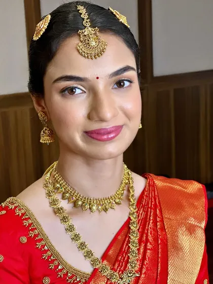 I believe in enhancing, not masking. For Shreya's Muhurtham, we created this soft, subtle look entirely without false eyelashes to let her natural beauty take center stage. It’s a perfect example of a truly minimalist bridal style.