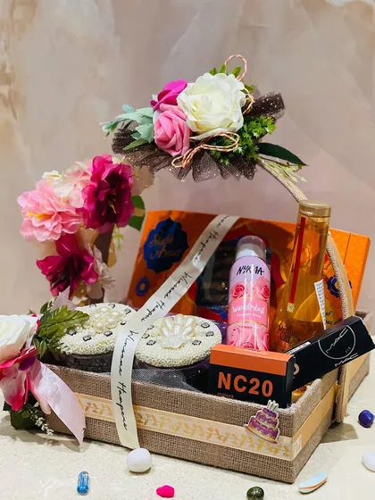 Another angle of the personalized beauty hamper. The combination of high-end products and beautiful presentation makes it a truly luxurious gift.